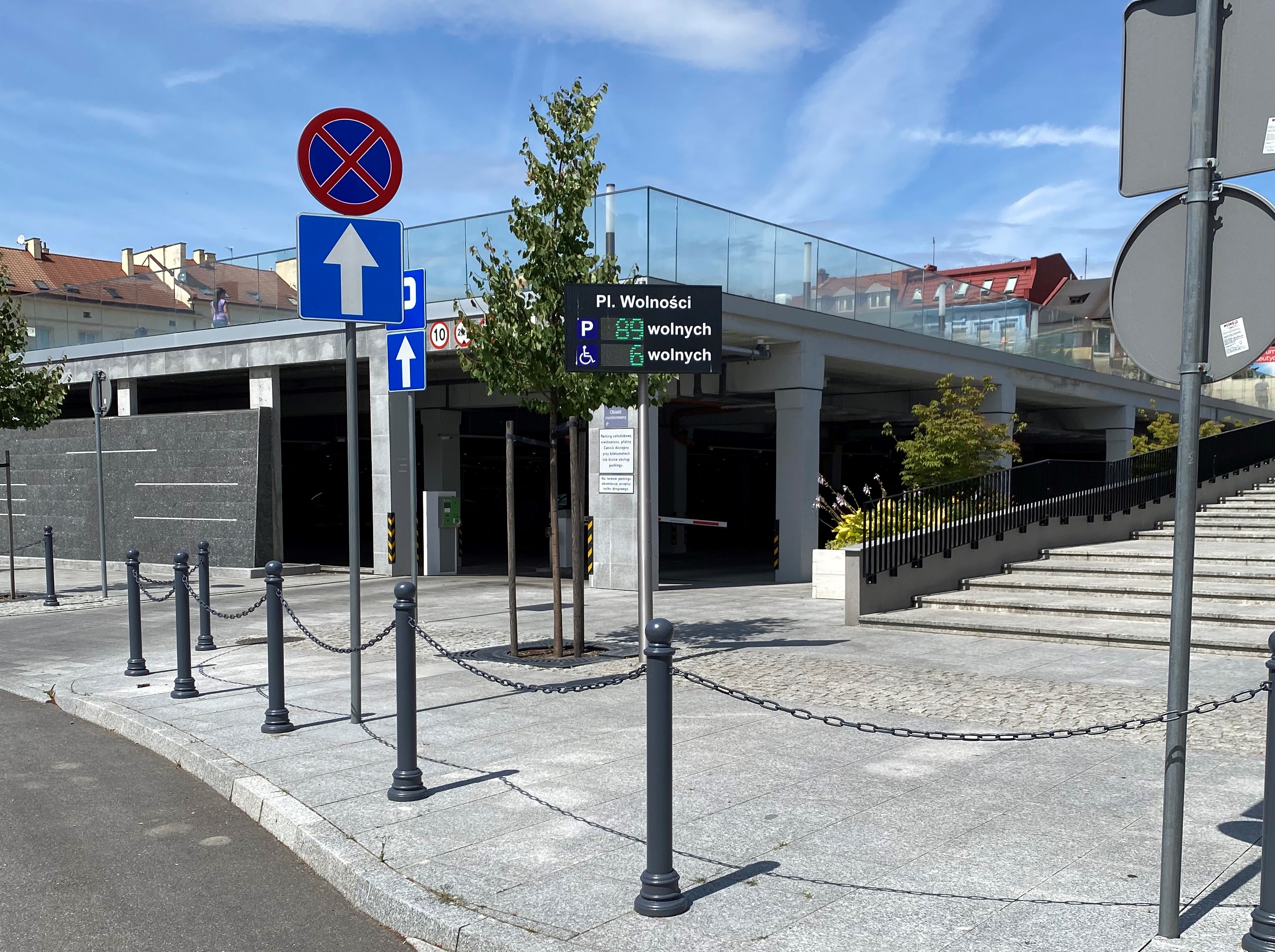 Zdjęcie parkingu pod płytą Placu Wolności