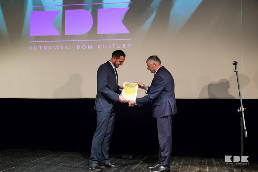 prezydent miasta wręcza nagrodę Jarosławowi Makowskiemu