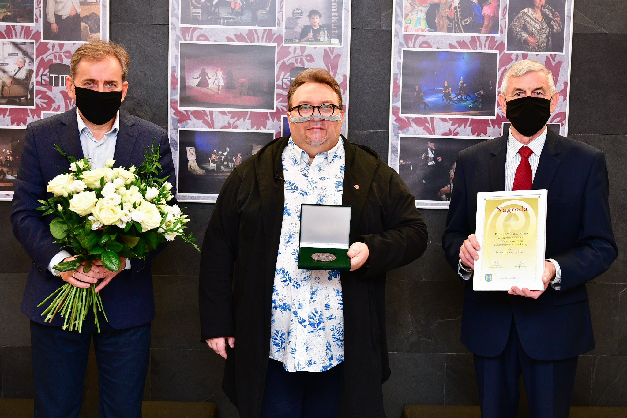 Od lewej: Zbigniew Wdowiak - zastępca prezydenta, Krzysztof Ryzlak - laureat nagrody, Zbigniew Burzyński - Prezydent Miasta Kutno