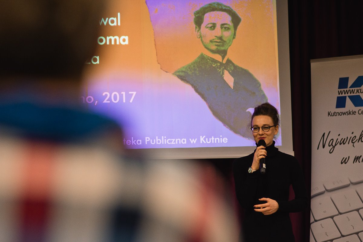 Zdjęcia przedstawiające prelegentkę podczas Festiwalu Szaloma Asza