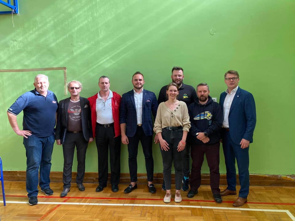 Na zdjęciu widać sześć osób stojących i pozujących do fotografii
