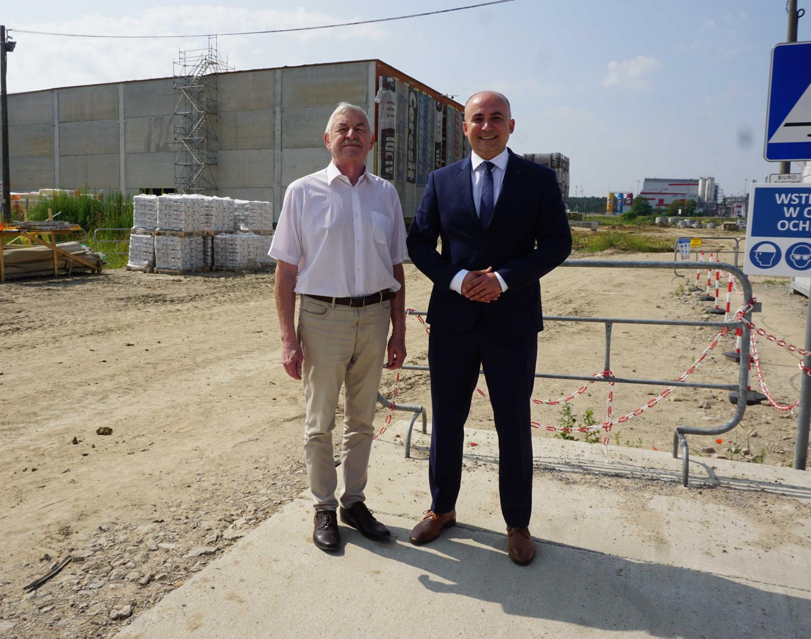 Prezydent Zbigniew Burzyński i Pan Dariusz Świerczyński na tle zakładu