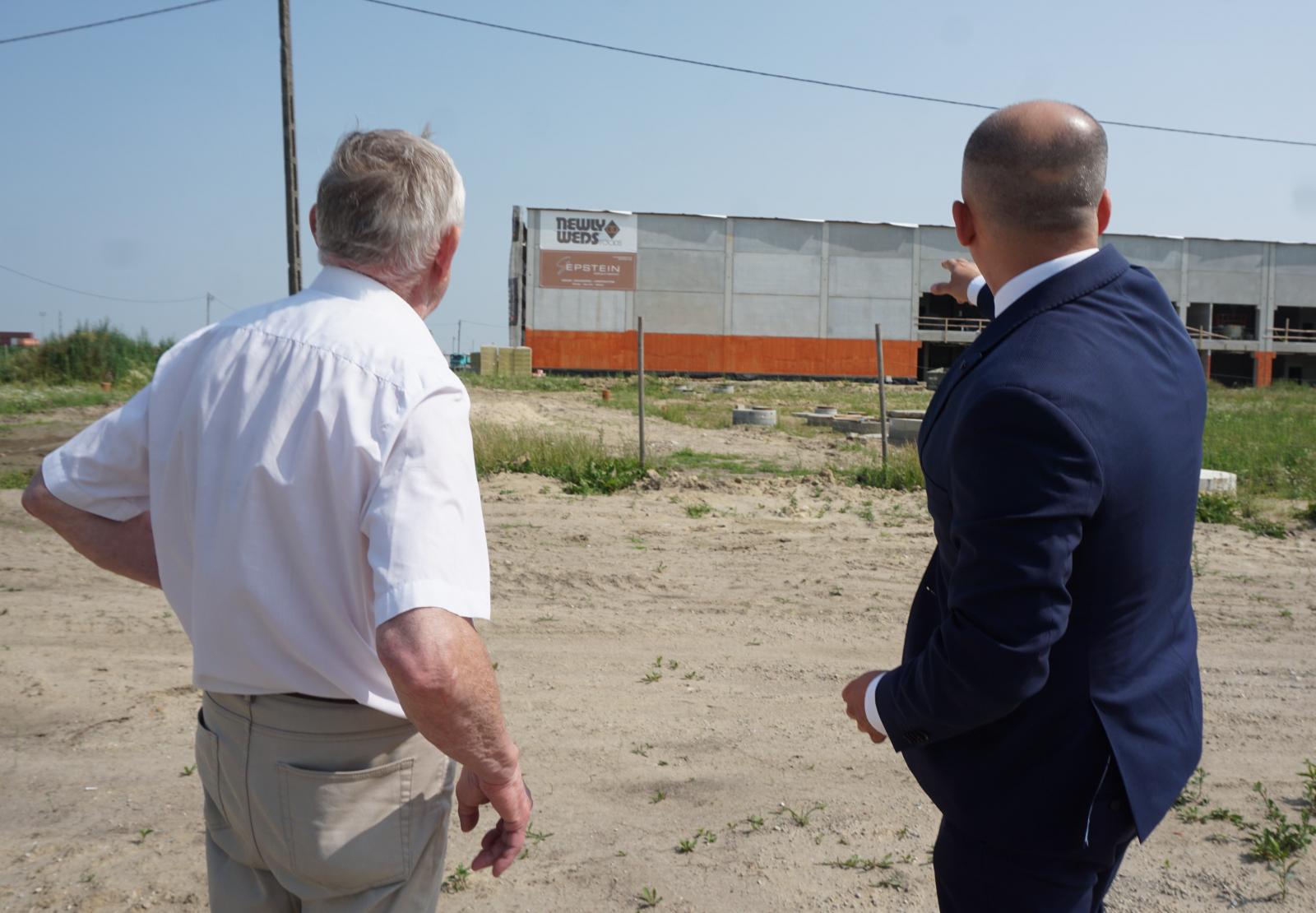 Prezydent Zbigniew Burzyński i Pan Dariusz Świerczyński na tle zakładu