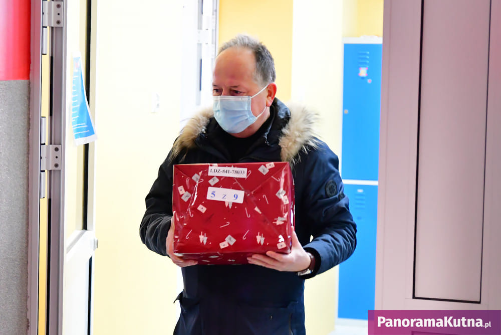 Zastępca Prezydenta Jacek Boczkaja niesie paczkę