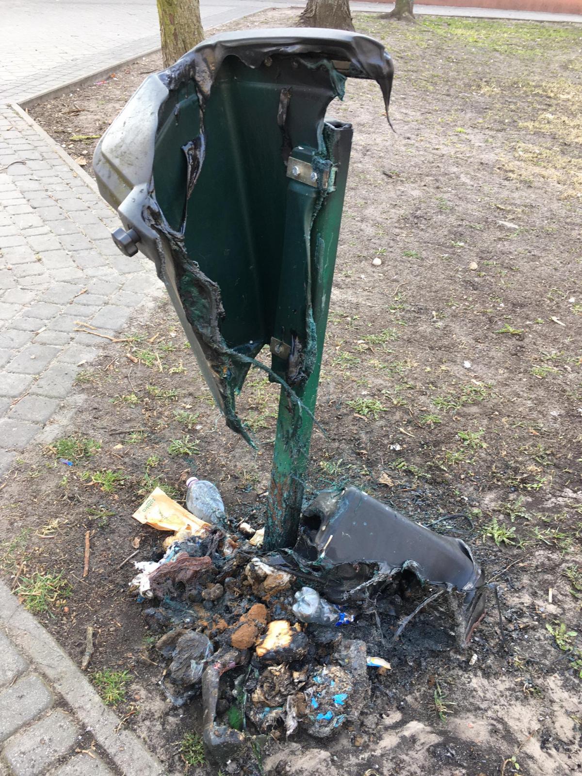 Spalony kosz na śmieci