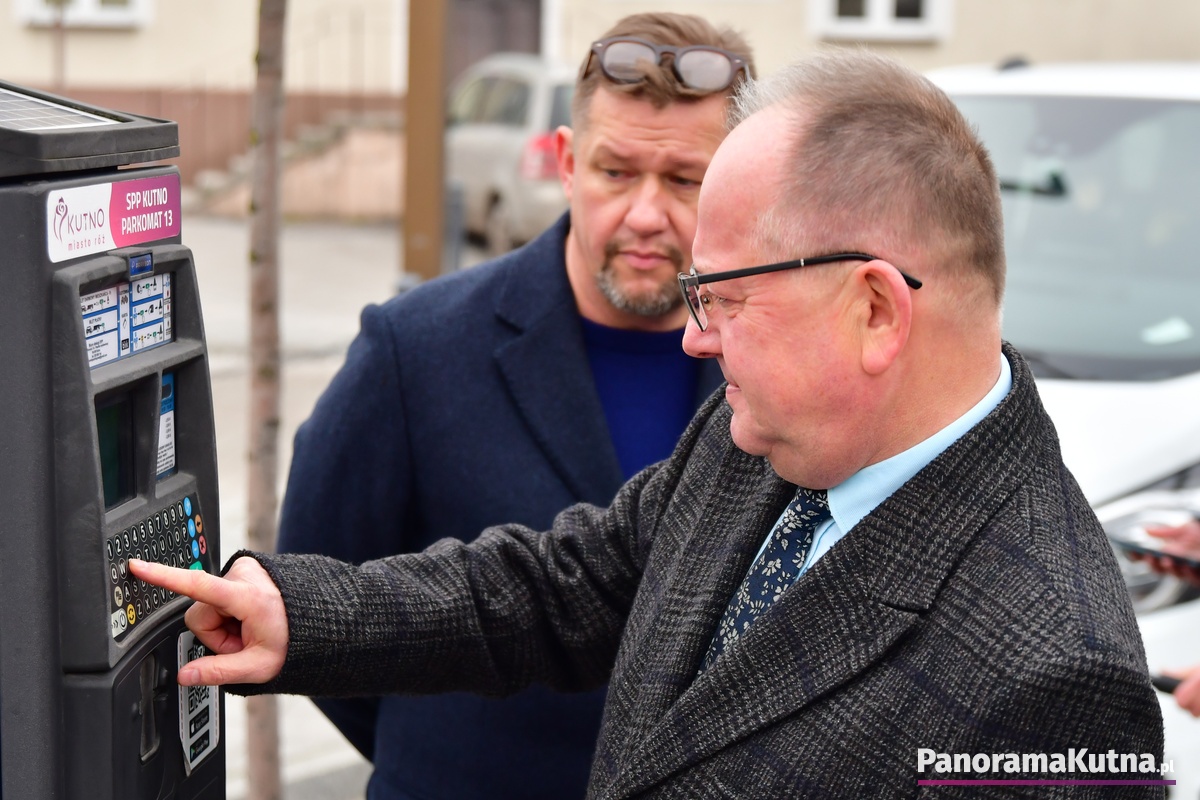 Jacek Boczkaja drukuje darmowy bilet parkingowy