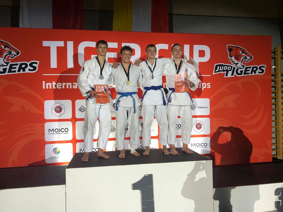 Miłosz Myszkowski na podium zawodów w Oleśnicy