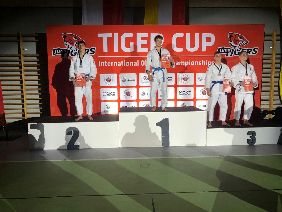 Miłosz Myszkowski na podium zawodów w Oleśnicy