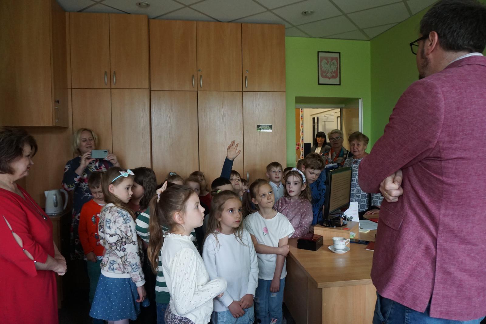 Przedszkolaki w wydziale edukacji