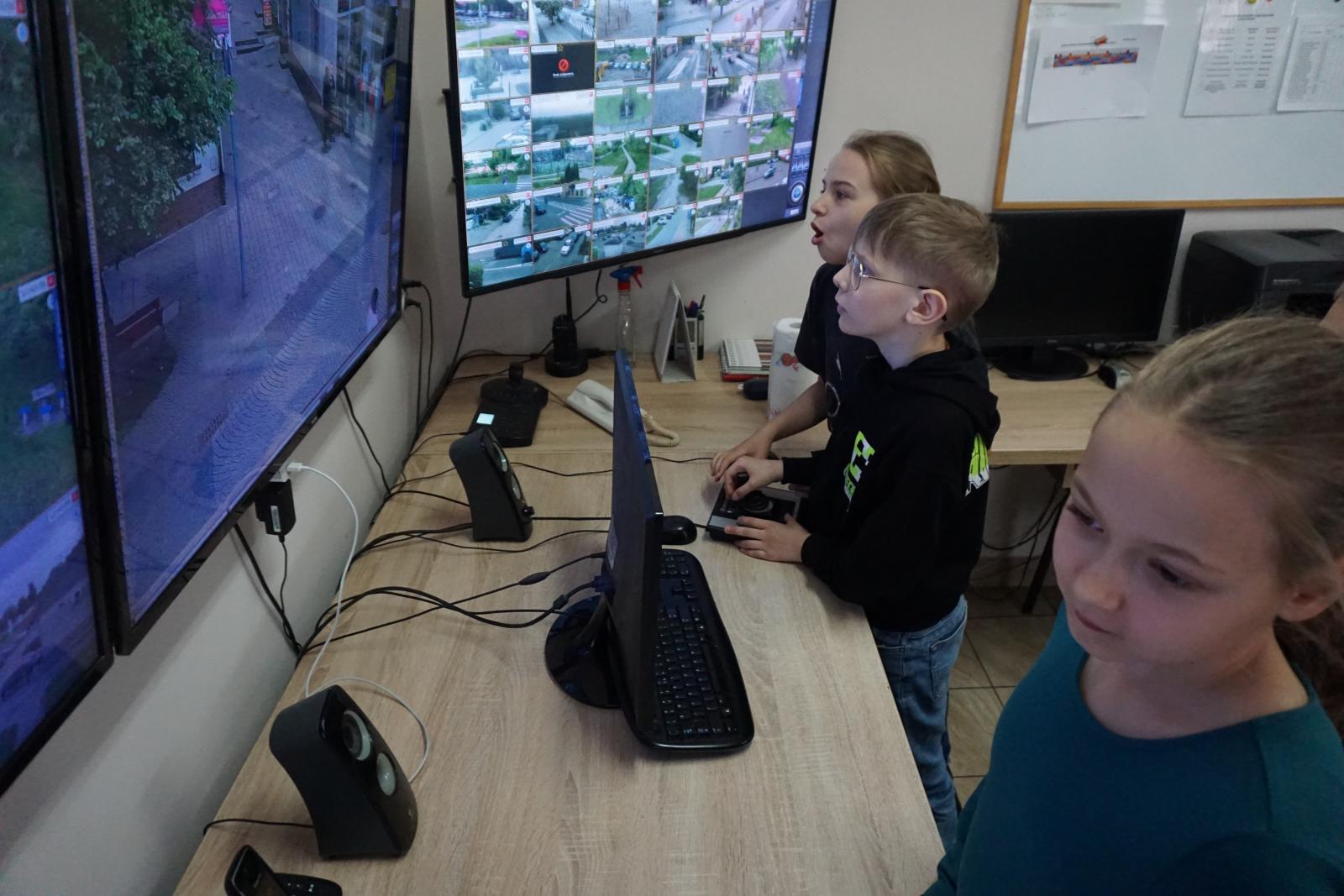 Uczniowiekl. III w monitoringu