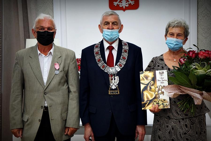 Na zdjęciu widać trzy osoby