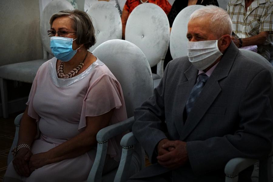 na zdjęci widać dwie siedzące osoby