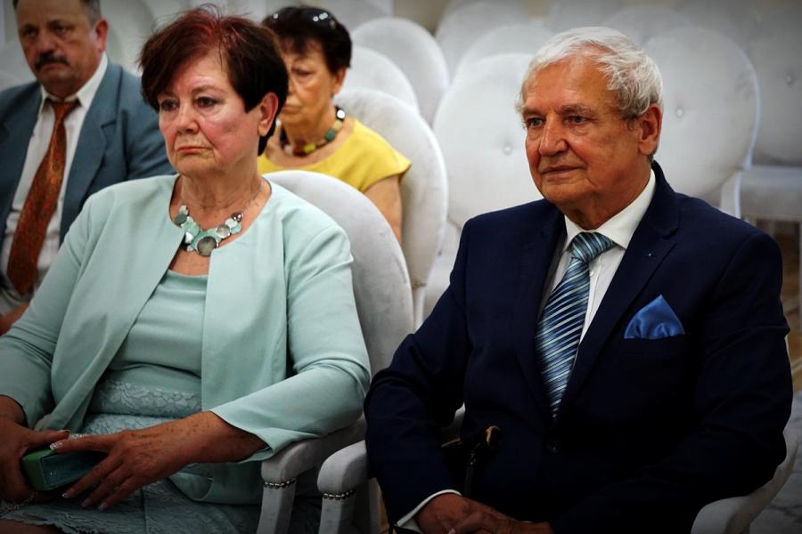 na zdjęciu widać dwie siedzące osoby
