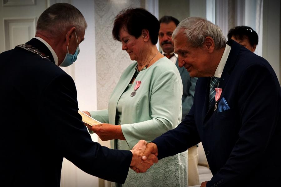 Na zdjęciu widać trzy osoby