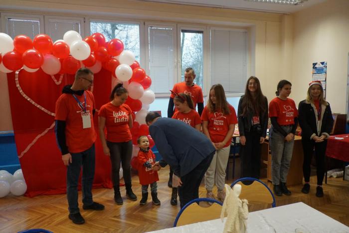 Zdjęcie z przekazania paczki