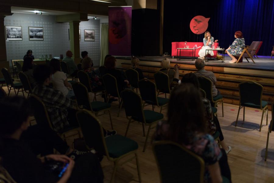 Na zdjęciu widać rozmowę przeprowadzaną na scenie podczas festiwalu Złoty Środek Poezji z udziałem publiczności