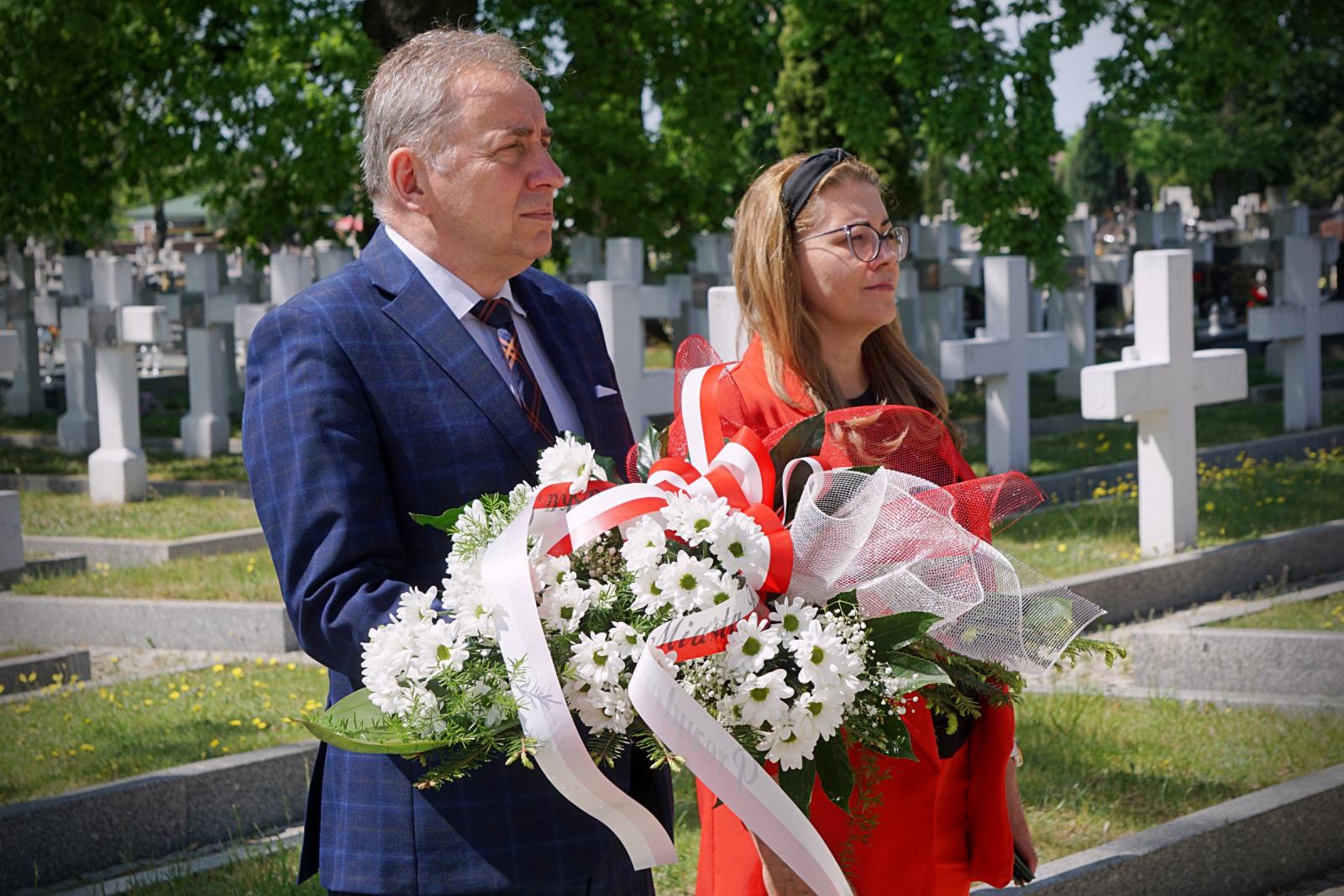 Dzień zwycięstwa Zbigniew Wdowiak składa kwiaty