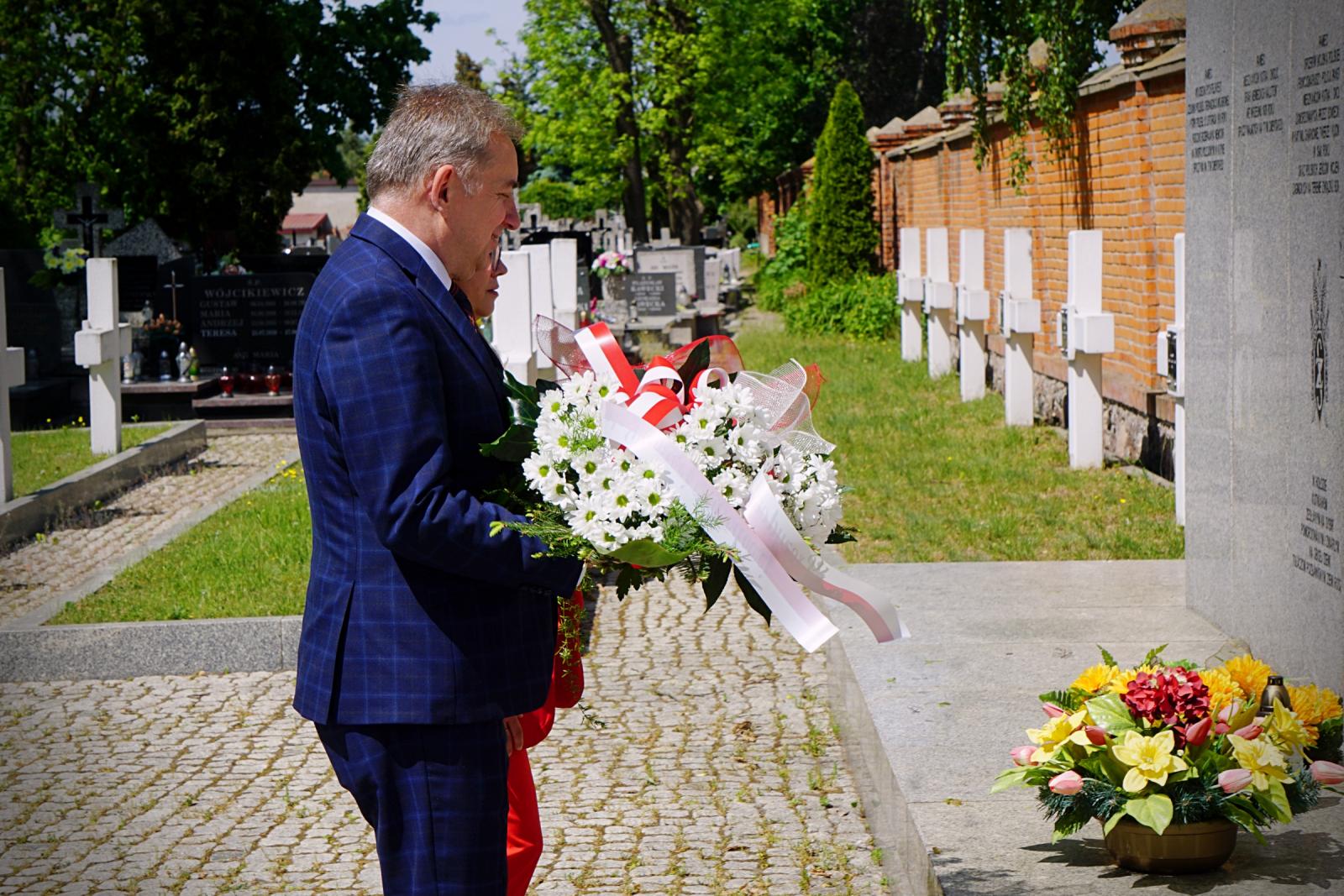 Dzień zwycięstwa Zbigniew Wdowiak składa kwiaty