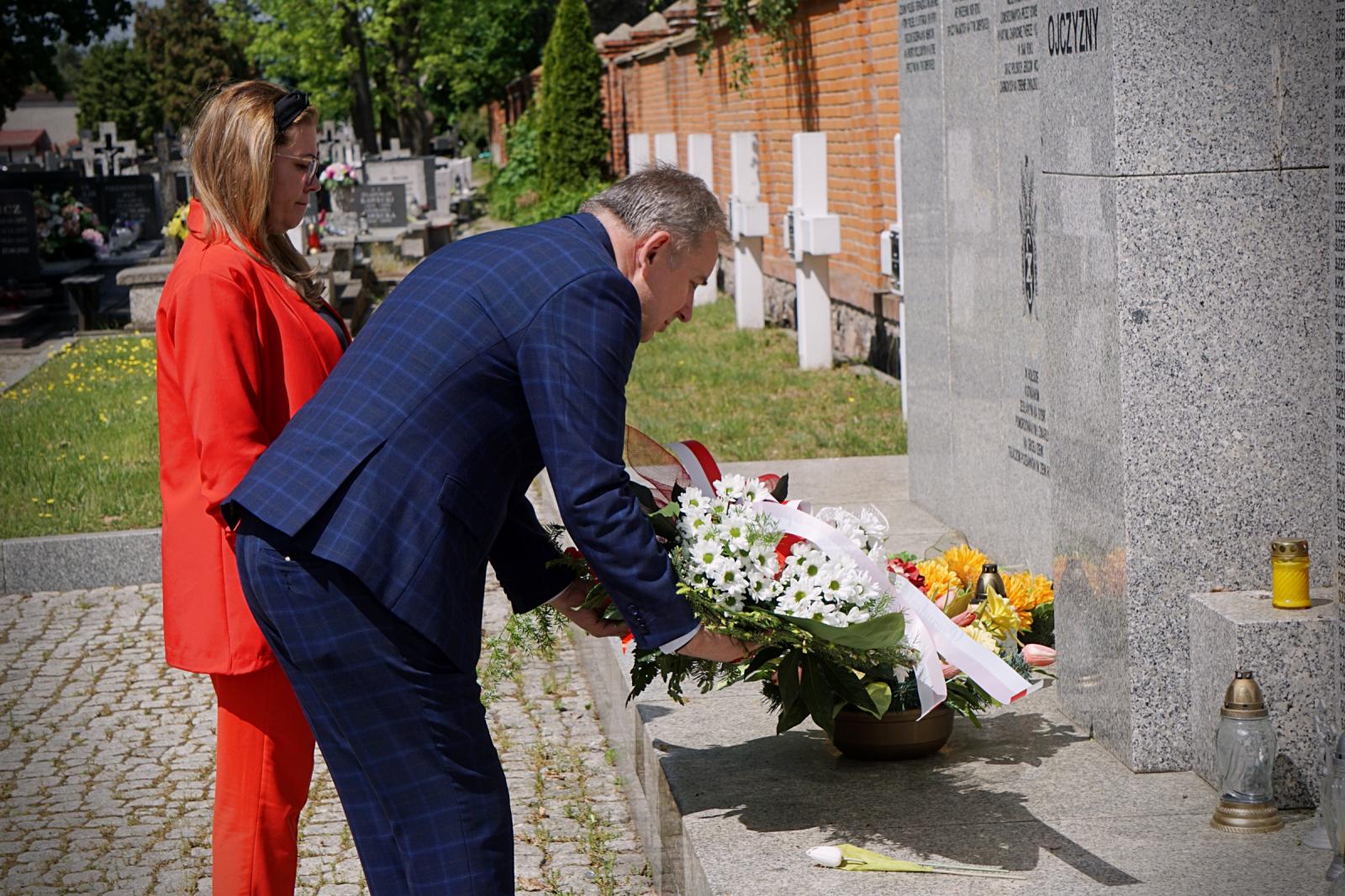 Dzień zwycięstwa Zbigniew Wdowiak składa kwiaty