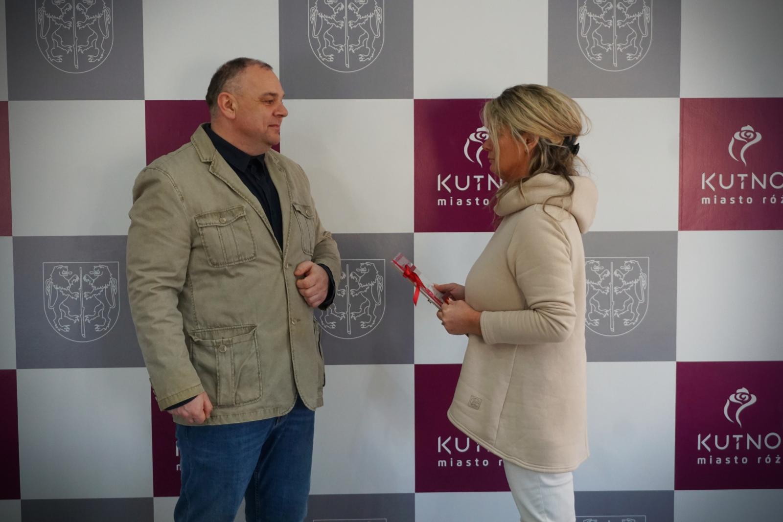 Robert Feliniak odbiera odznaczenie z rąk przedstawicielki RCK