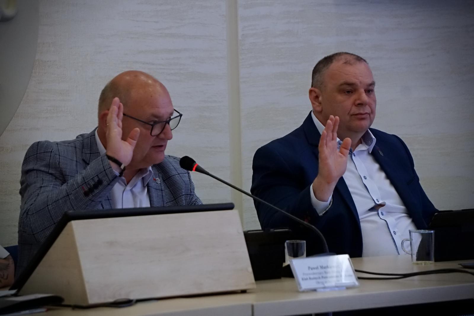 Przewodniczący Rady Paweł Markiewicz i Wiceprzewodniczący Robert Feliniak