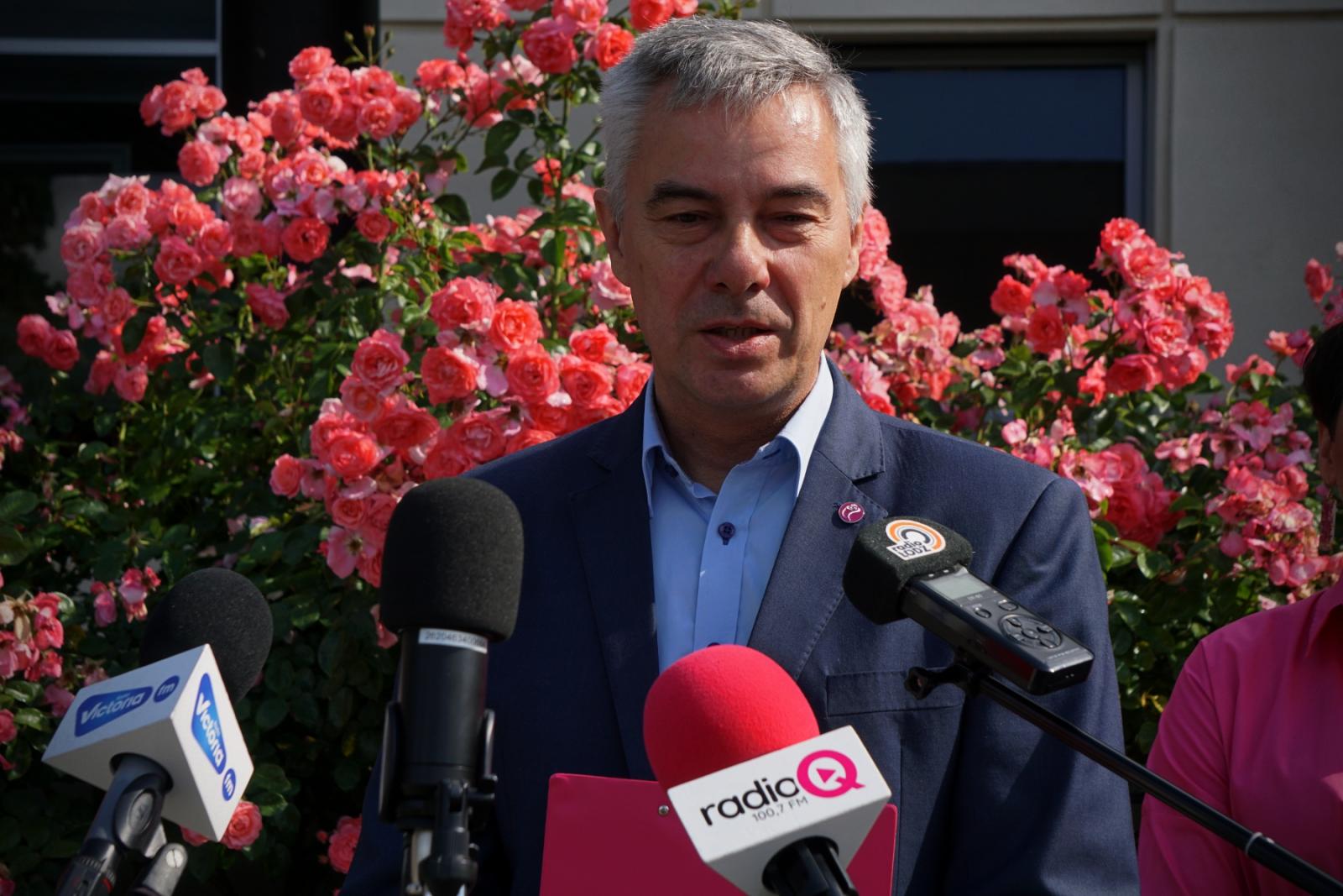 Radosław Rojewski omawiający program 49. Święta Róży
