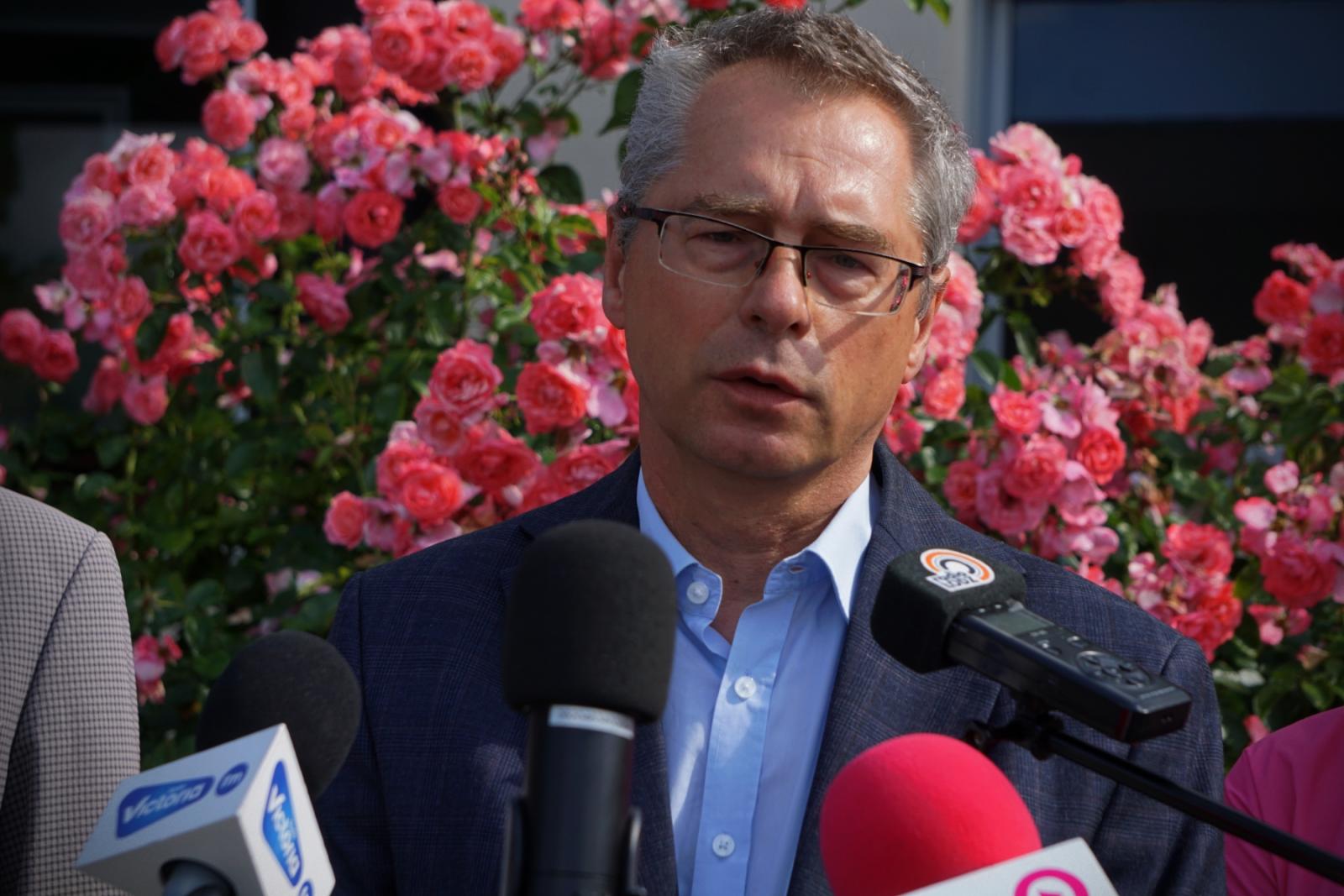 Grzegorz Skrzynecki opowiadający o atrakcjach w Pałacu Saskim