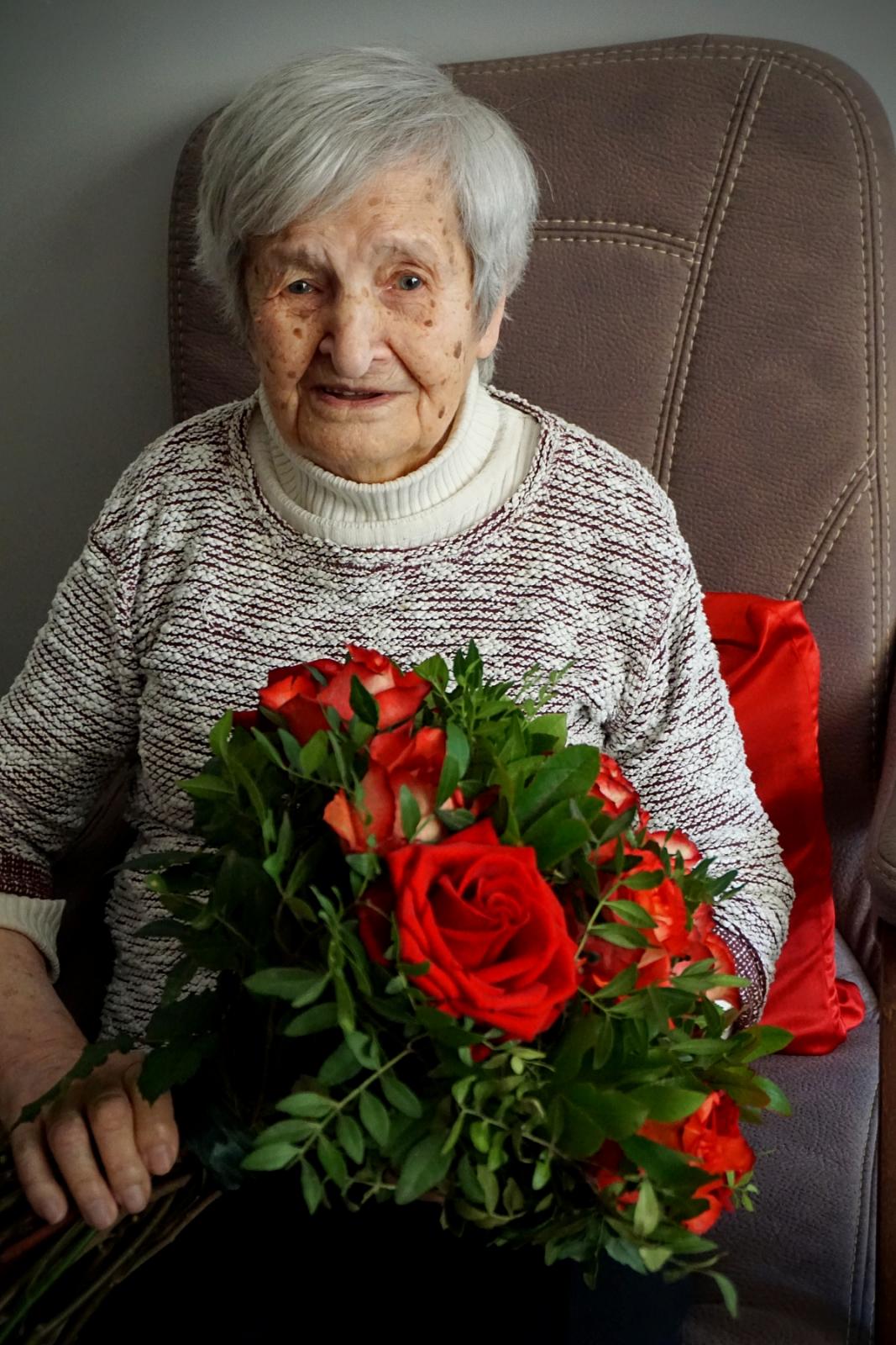 Pani Regina z listem gratulacyjnym