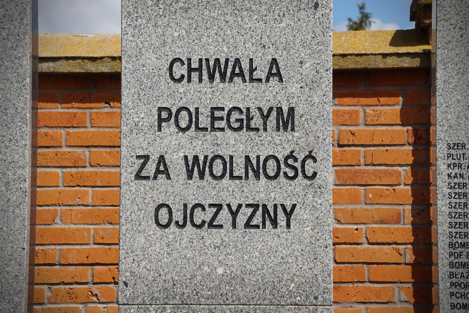 Kutnowska Delegacja składa kwiaty przy pomniku na Cmentarzu Parafialnym