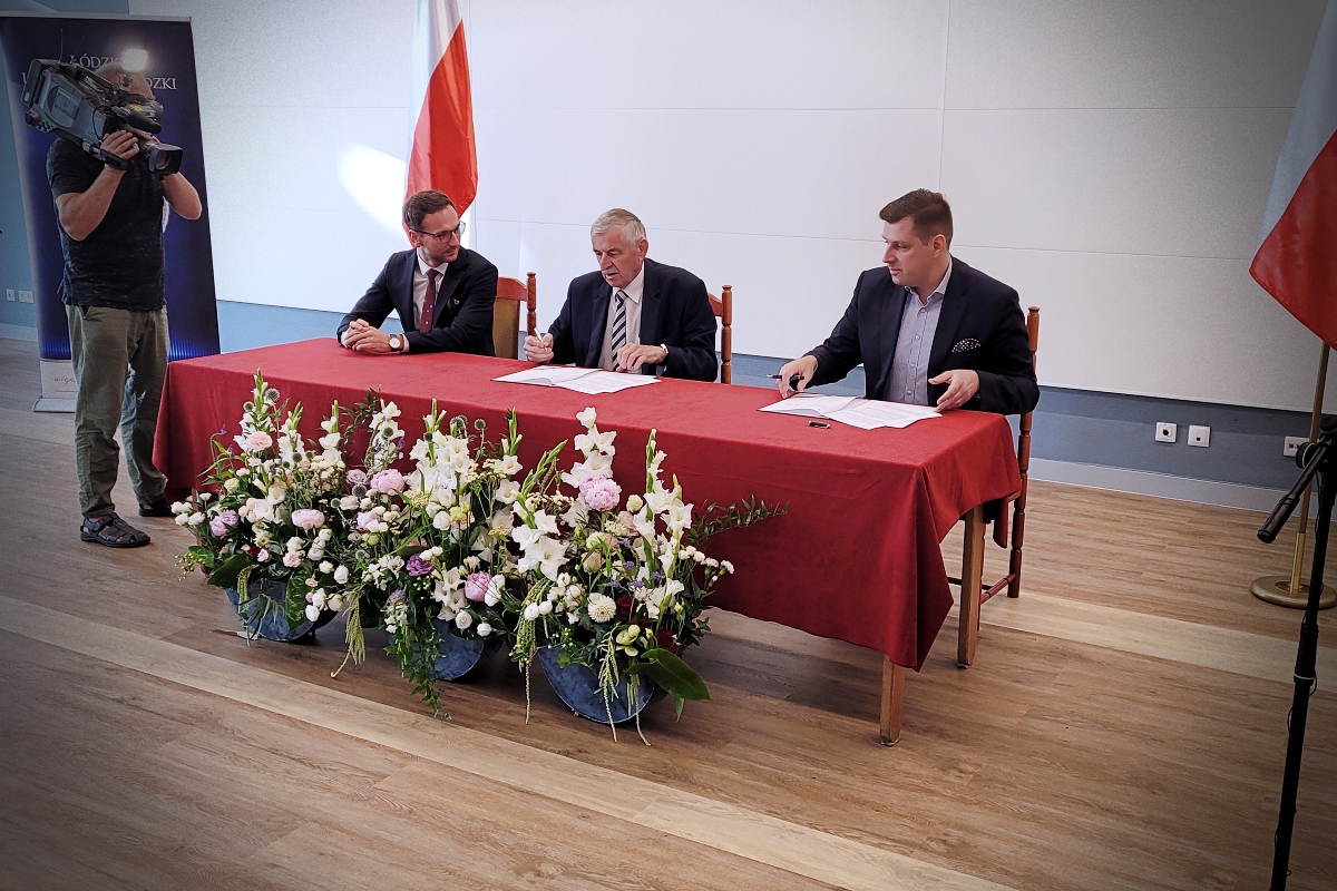 Na zdjęciu widać moment podpisania umowy na dofinansowanie