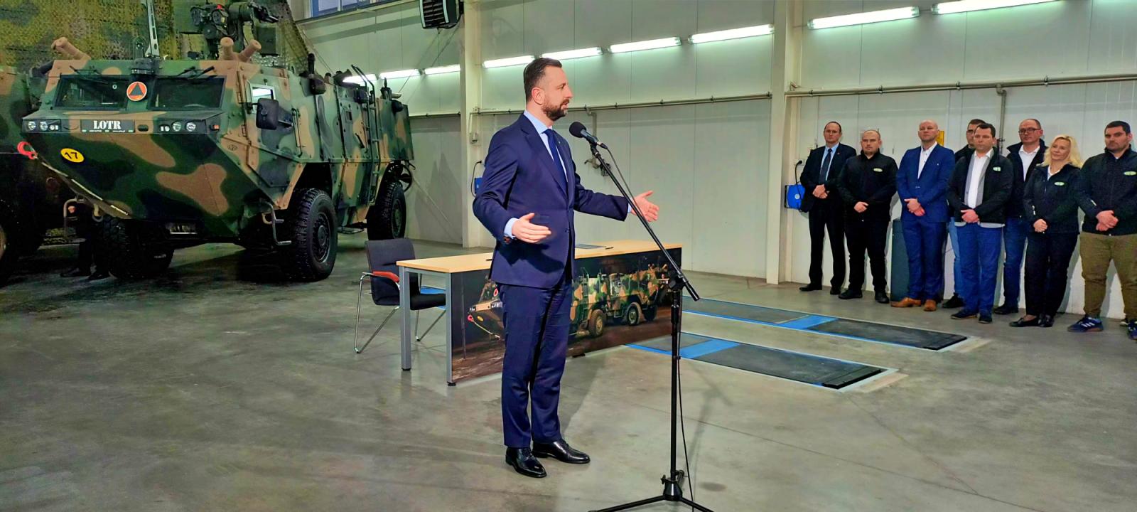 Podpisanie umowy w sprawie produkcji wozów opancerzonych