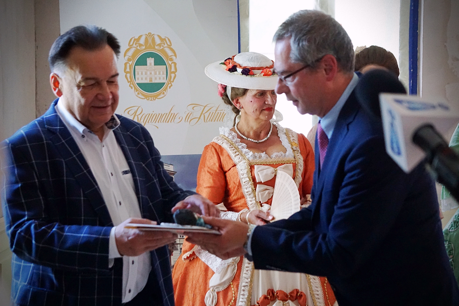 Przekazanie żyrandoli dla Pałacu Saskiego