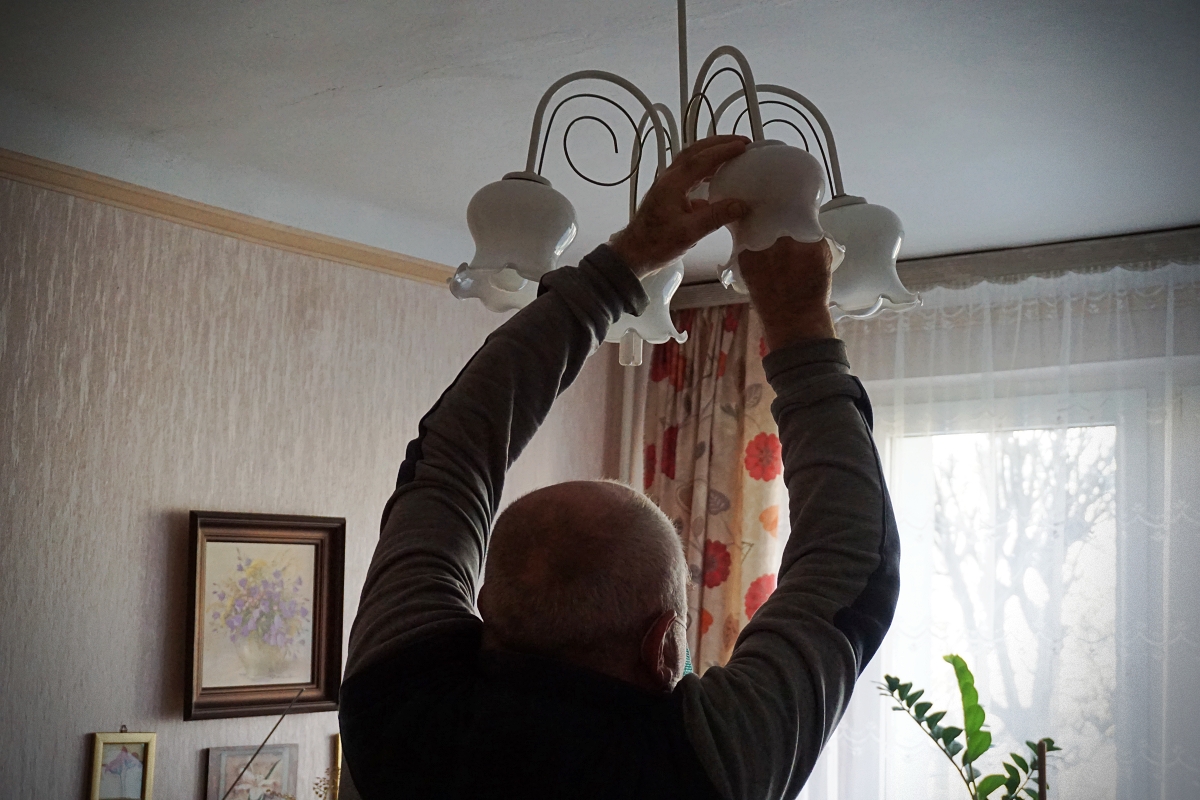 "Złota rączka" podczas wizyty domowej u seniorów