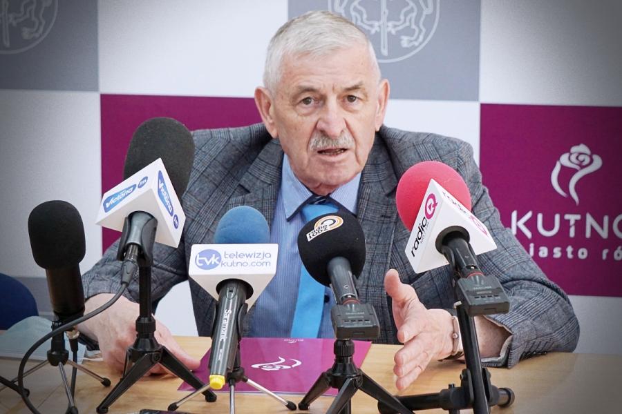 Na zdjęciu widać prezydenta Kutna Zbigniewa Burzyńskiego na konferencji prasowej