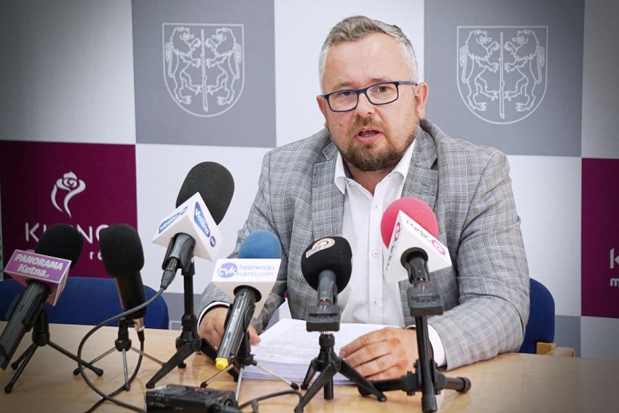 Na zdjęciu widać prezesa ECO Kutno na konferencji prasowej