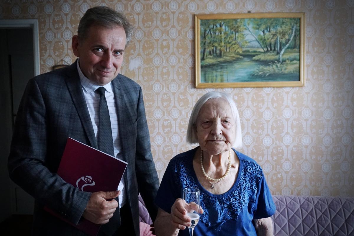 Na zdjęciu widać dwie osoby pozujące do zdjęcia