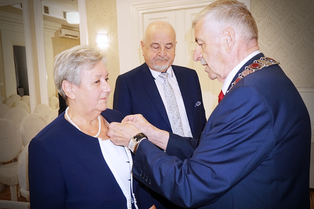 Jubileusze małżeńskie, na zdjęciu widać trzy osoby