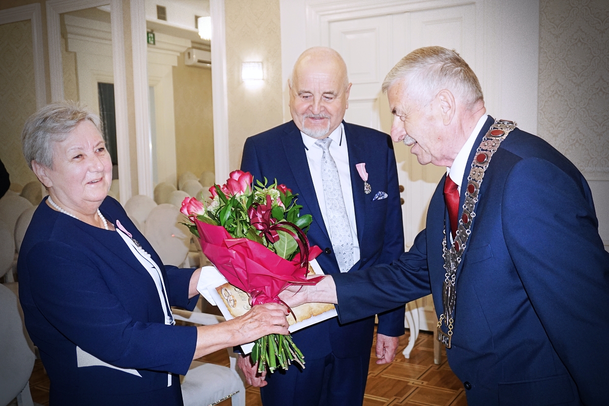 Jubileusze małżeńskie, na zdjęciu widać trzy osoby