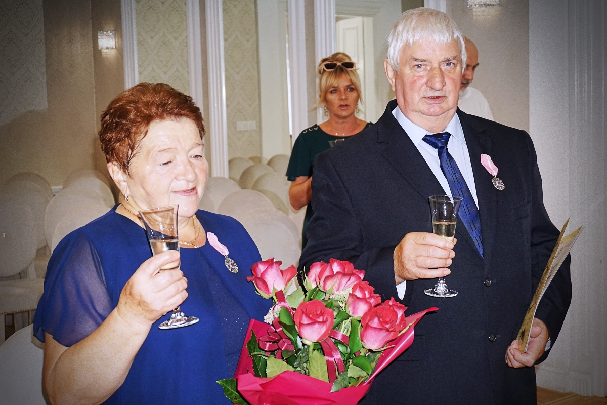 Jubileusze małżeńskie, na zdjęciu widać trzy osoby