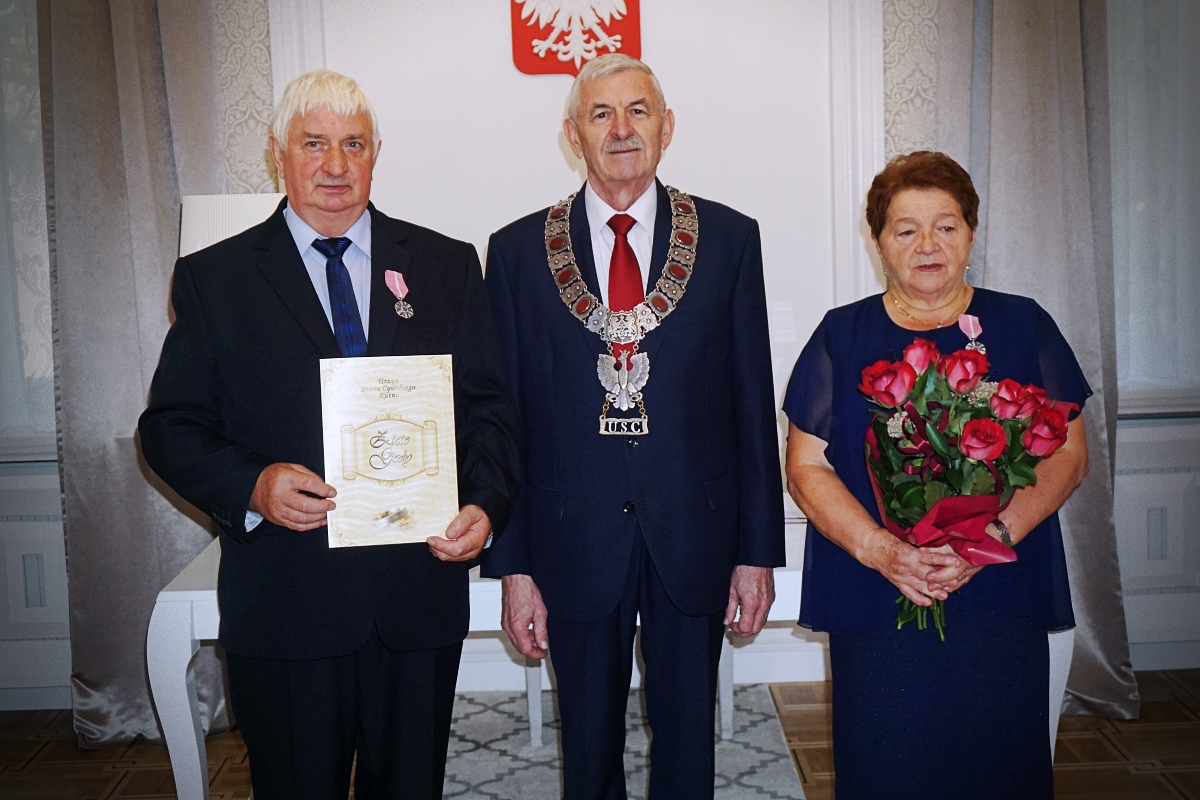 Jubileusze małżeńskie, na zdjęciu widać trzy osoby