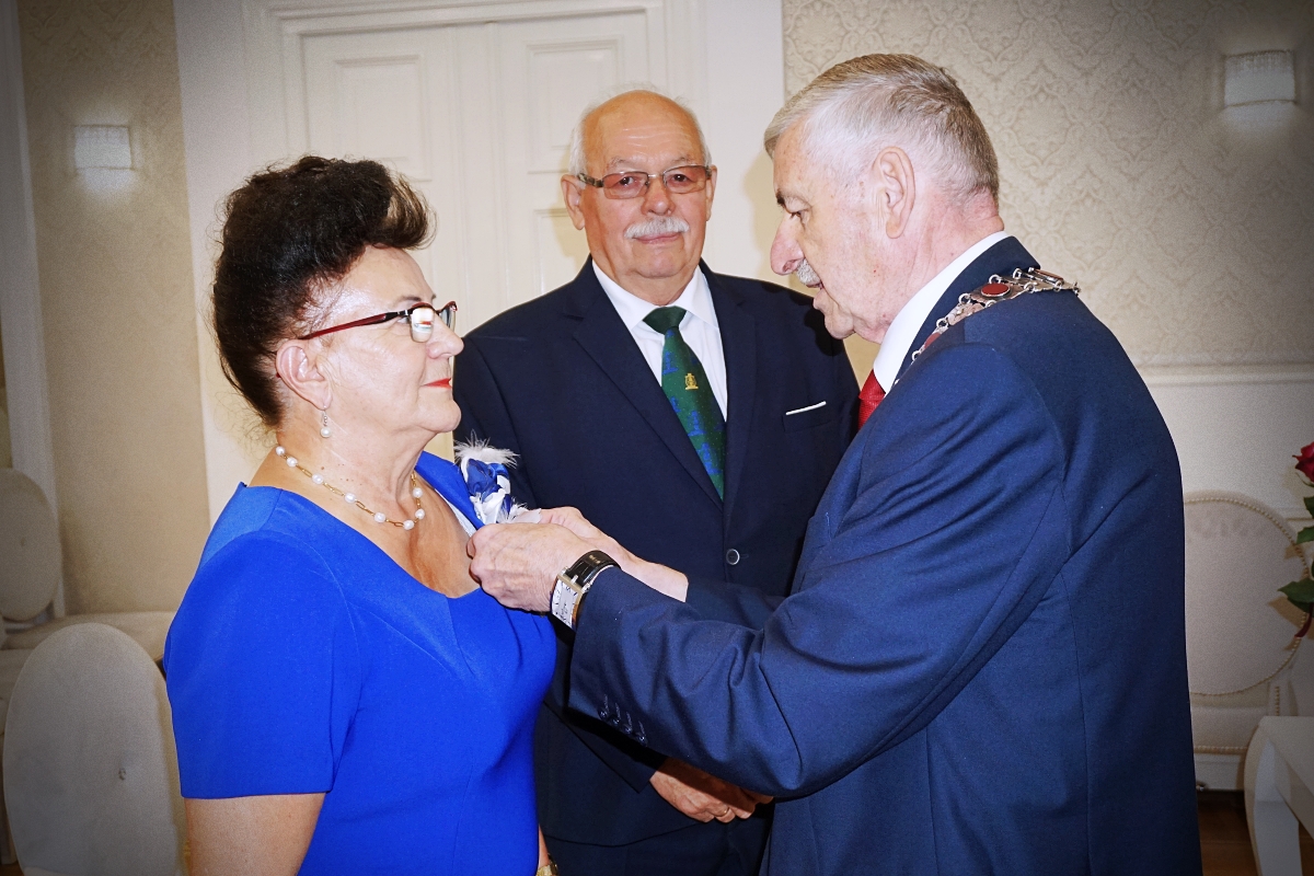 Jubileusze małżeńskie, na zdjęciu widać trzy osoby