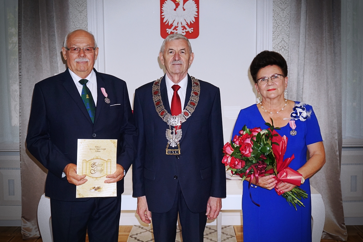 Jubileusze małżeńskie, na zdjęciu widać trzy osoby