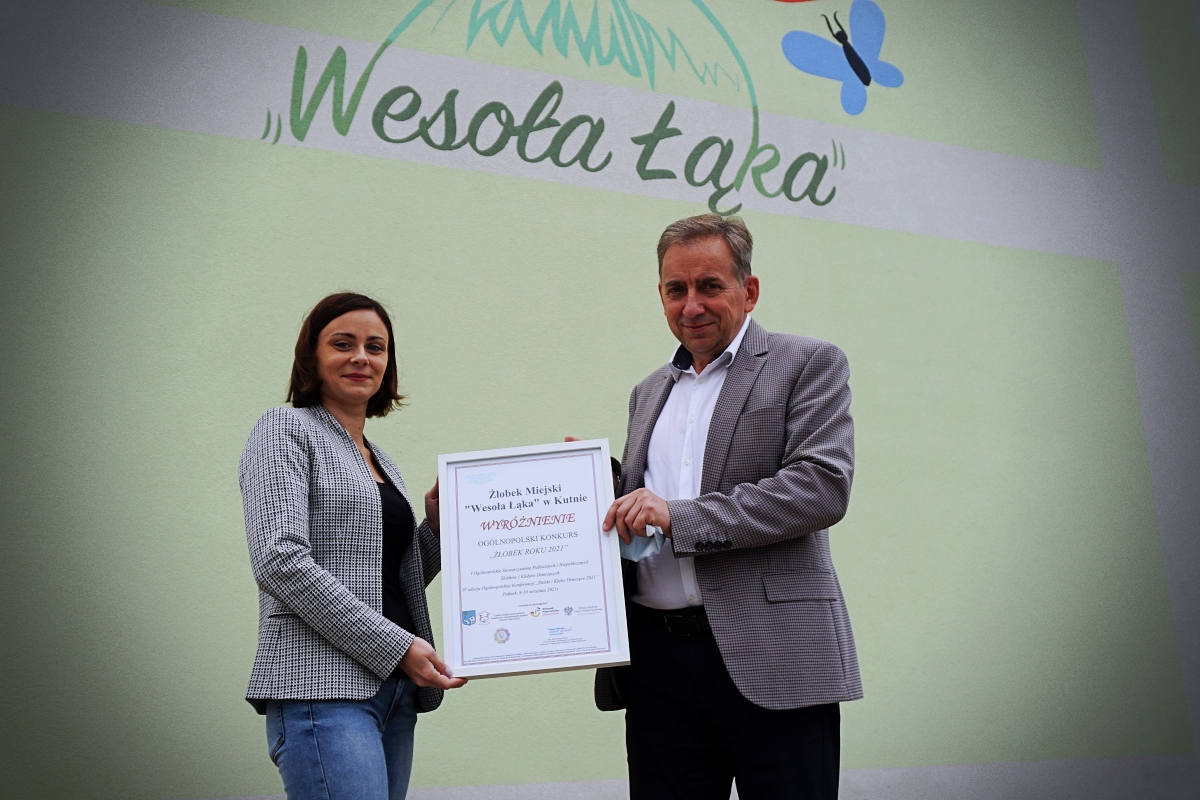 Dyrektor żłobka i zastępca prezydenta Kutna prezentują wyróżnienie