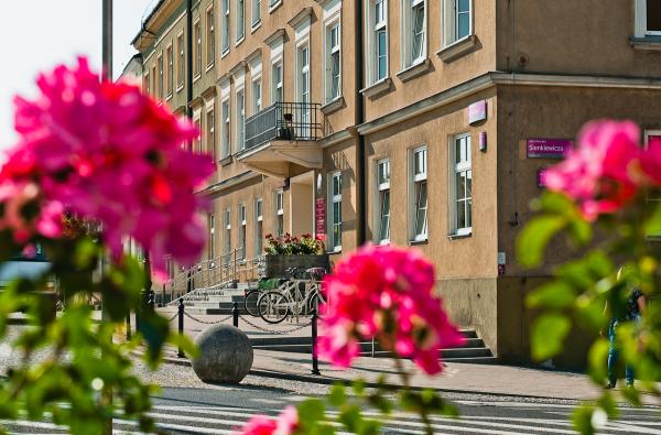 Zdjęcie prezentujące budynek Urzędu Miasta Kutno