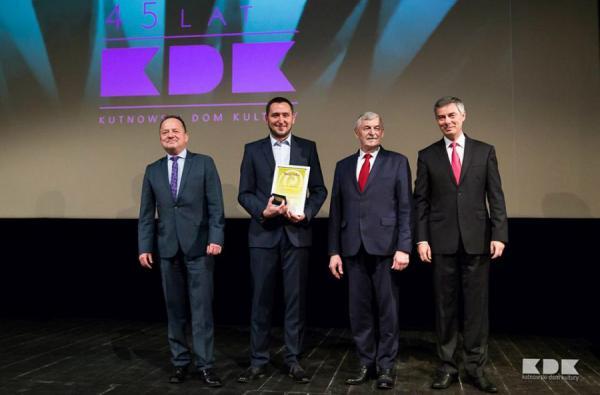 Na zdjęciu Zbigniew Burzyński - Prezydent Miasta  Kutno, Laureat nagrody: Jarosław Makowski,  zastępca prezydenta:  Jacek Boczkaja i  dyrektor KDK Radosław Rojewski