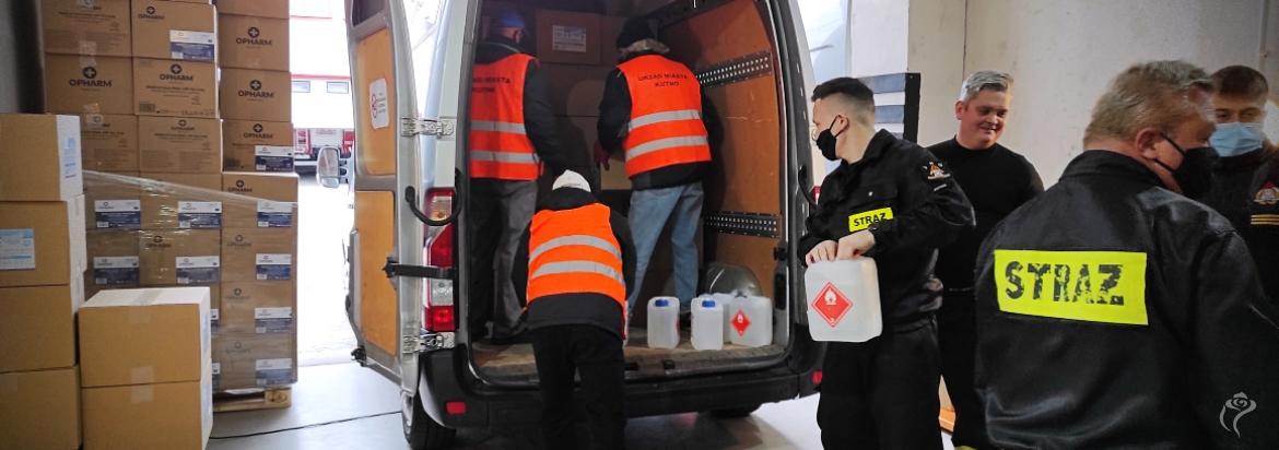 Na zdjęciu widać strażaków przekazujących płyny do dezynfekcji dla UM Kutno