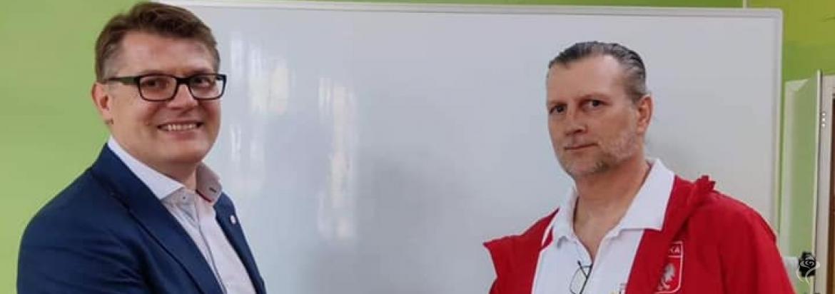 Na zdjęciu widać dwie osoby ściskające sobie dłonie