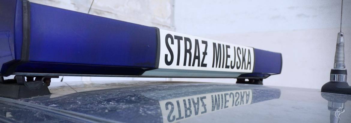 Na zdjęciu widać lampę sygnalizacyjno-ostrzegawczą Straży Miejskiej