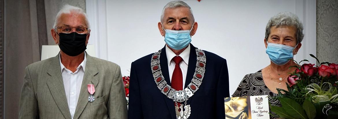 Na zdjęciu widać trzy osoby pozujące do zdjęcia