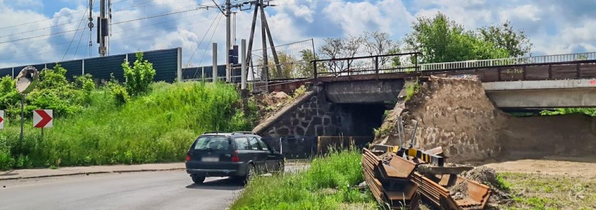 Na zdjęciu widać przejazd pod wiaduktem na Józefowie i przejeżdżający samochód